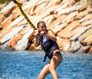 nina en el agua practicando esqui acuatico.jpg